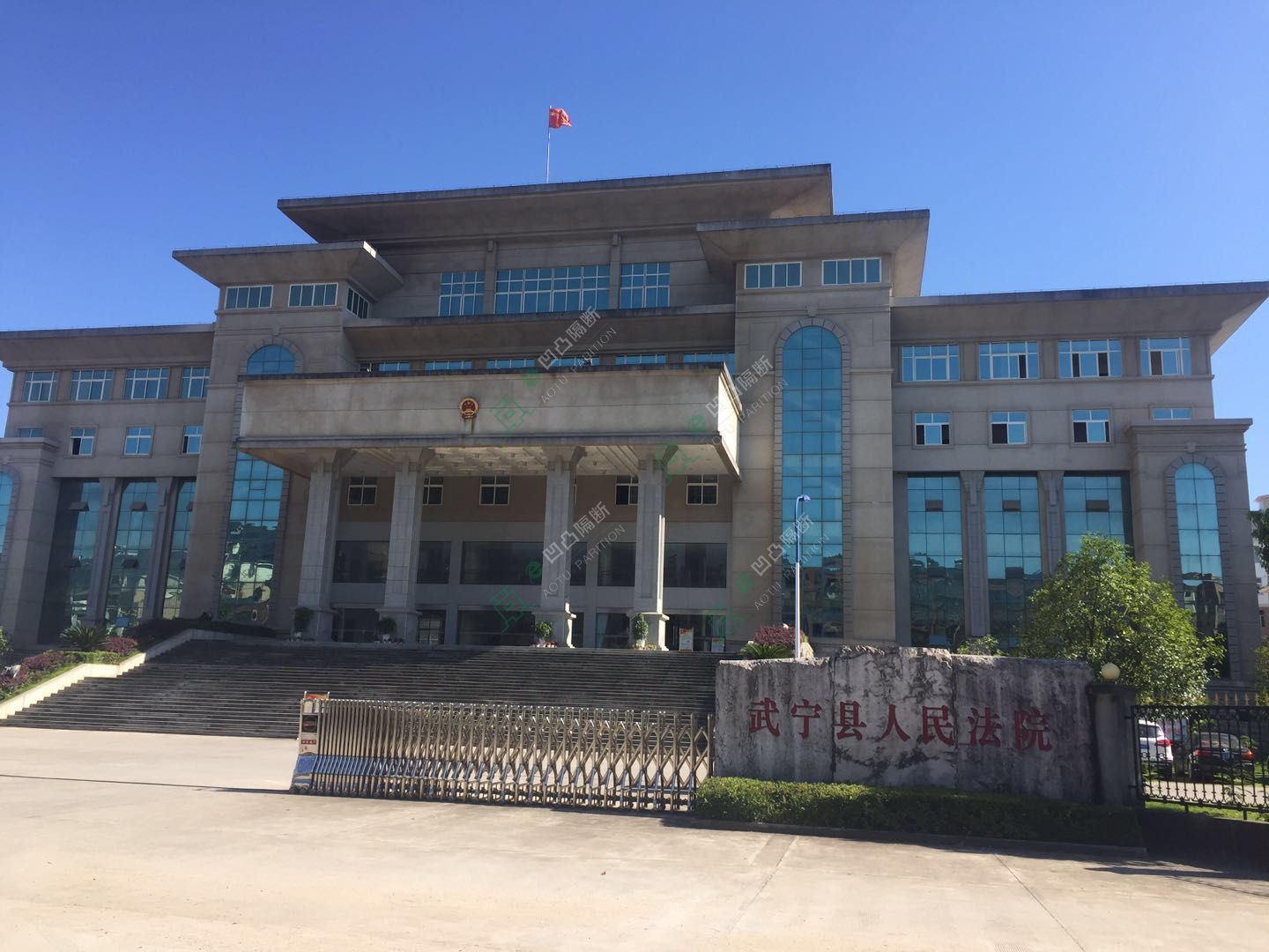 高端玻璃隔斷_玻璃隔斷廠家_[承接]九江市武寧縣人民法院辦公室雙玻百葉璃隔斷工程